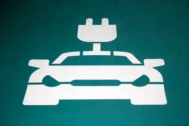 Leipzig, 10.04.2019, Innenstadt, Elektomobilität , Im Bild: e-Auto Logo , *** Leipzig 10 04 2019 City centre Electomobility Im Bild e Auto Logo