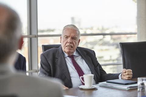 Klaus-Michael Kühne im Interview DEU, Deutschland, Hamburg, 01.09.2017: Klaus-Michael Kühne und Karl Gernandt im Gespräch mit den Handelsblatt-Redakteuren Thomas Tuma und Christoph Schlautmann. Im Bild: Kühne. Das Foto wurde im Hauptgebäude der Kühne + Nagel (AG & Co.) KG, Großer Grasbrook 11-13 in Hamburg aufgenommen. *** Klaus Michael Kühne in interview DEU Deutschland Hamburg 01 09 2017 Klaus Michael Kühne and Karl Gernandt in conversation with Handelsblatt editors Thomas Tuma and Christoph Schlautmann In picture Kühne The photo was taken in the main building of Kühne Nagel AG Co KG Großer Grasbrook 11 13 in Hamburg
