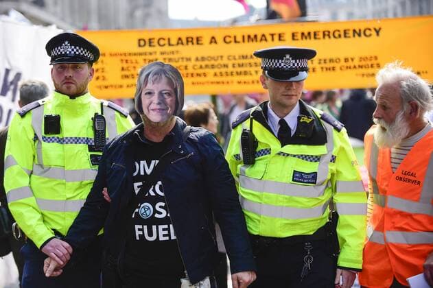 News Themen der Woche KW16 News Bilder des Tages April 17, 2019 - London, UK - LONDON, UK. Police officers arrest a protester, who is wearing a Thresa May face mask, at Oxford Circus during London: International Rebellion , on day three of a protest organised by Extinction Rebellion, demanding that governments take action against climate change. Marble Arch, Oxford Circus, Piccadilly Circus, Waterloo Bridge and Parliament Square have been blocked by activists in the last three days. Police have issued a section 14 order requiring protesters to convene at Marble Arch only so that the protest can continue. London UK  - ZUMAl94_ 20190417_zaf_l94_039 Copyright: xStephenxChungx