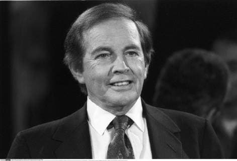 Christiaan Barnard (Herzchirurg) 10 90 dar Christiaan Barnard im Oktober 1990 in der NDR Talk-Show (NDR) Südafrika Südafrikaner südafrikanischer Mann Arzt Chirurg Herzchirurgie Herztransplantation Herzspezialist TV Fernsehen Talkshow south african cardiac surgeon heart quer Portrait neutral lächelnd sw *** Christiaan Barnard heart surgeon 10 90 dar Christiaan Barnard in October 1990 in the NDR Talk Show NDR South Africa South African South African man doctor surgeon heart surgery heart transplant heart specialist TV television talk show south african cardiac surgeon heart transverse portrait neutral smiling bw