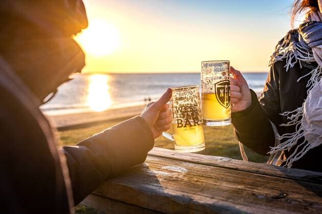 Norderney 16 APR 2019 Season start 2019 Easter holidays begin in the Weststrandbar with a beer from the Norderney brewery OSTFRIESLAND East Frisian Islands Copyright: JanisMEYER Priller&MAUG JMY1F7866X
