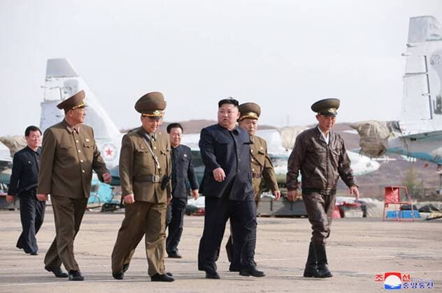 News Themen der Woche KW16 News Bilder des Tages News Bilder des Tages This image released on April 17, 2019, by the North Korean Official News Service (KCNA), shows North Korean leader Kim Jong Un overseeing defensive maneuvers by pilots of Unit 1017 of the Korean People s Army Air and Anti-Air Force.  WAX2019041701 KCNA