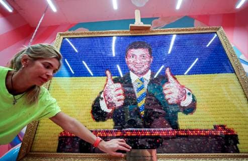 ST PETERSBURG, RUSSIA - APRIL 18, 2019: A 15kg picture showing a likeness of Ukraine s presidential candidate Volodymyr (Vladimir) Zelensky with the national Ukrainian colours behind, made from some 3,000 Roshen sweets, is on display at Sladky (Sweet) Museum at Nevsky Prospekt in St Petersburg; Roshen is a confectionery corporation owned by Ukraine s incumbent president Poroshenko who is also taking part in the 2019 Ukrainian presidential election. Alexander Demianchuk TASS  TS0A8A17