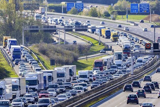 DEU Deutschland Baden Württemberg Stuttgart 18 04 2019 Easter traffic 2019 on the A8 motorway near Stuttgart The feared traffic jams and obstructions failed to materialise despite heavy traffic to the south