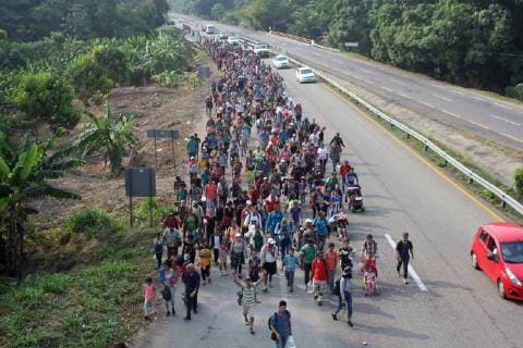 News Bilder des Tages A group of people continue their journey in Huixtla, Mexico, 18 April 2019. The Mexican Government frustrated the attempt of Cuban migrants to arrive at the capital as it maintains thousands of Central American immigrants retianed few kilometers from the border since months ago. Mexican Government frustrates attempt of Cuban migrants to arrive at the capital !ACHTUNG: NUR REDAKTIONELLE NUTZUNG!  Copyright: xJuanxManuelxBlancox MEX243 20190418-636912134862704886