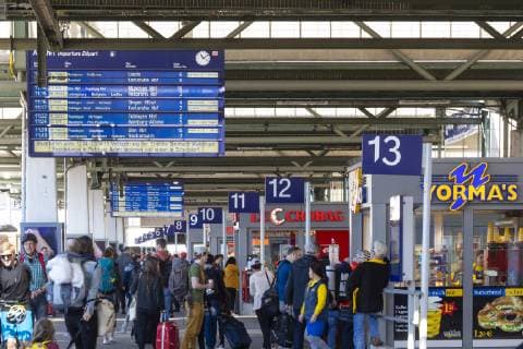 DEU Deutschland Baden Württemberg Stuttgart 19 04 2019 Busiest time at Stuttgart main station Easter travel traffic ensures full trains and full platforms
