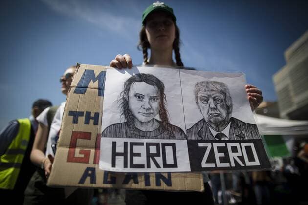 News Themen der Woche KW16 News Bildes des Tages April 19, 2019 - Rome, Italy - A woman holds a placard depicting Swedish activist Greta Thunberg and U.S President Donald Trump as she attends the demonstration Climate: time changes. It s time to change in Rome, Italy, on April 19, 2019. Thousands of people of Fridays for Future movement gathered in Piazza del Popolo to demand action to prevent further global warming and climate change. Rome Italy  - ZUMAn230 20190419_zaa_n230_068 Copyright: xChristianxMinellix