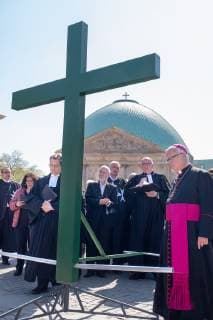 Mehrere hundert Menschen haben sich an der traditionellen oekumenischen Karfreitagsprozession am 19.04.2019 durch Berlins Mitte beteiligt. (Foto Bebelplatz, Mahnmal Bücherverbrennung, St. Hedwigs-Kathedrale: (v.li.) die Regisseurin und Autorin Freya Klier, als Vertreterin der frueheren DDR-Buergerrechtsbewegung EDITORIAL USE ONLY