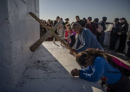 Mexiko, jährliche Passionsspiele in Iztapalapa April 19, 2019 - Sunland Park, New Mexico, U.S. - JAVIER GONZALES, of Ciudad Juarez, center, places a cross for the twelfth year at the altar bearing the names of his family members Friday morning atop Mt. Cristo Rey during the annual Good Friday pilgrimage. The peak is unique in that it s the place where New Mexico, Texas and Mexico share a piece of the mountain. Sunland Park U.S. - ZUMAab1_ 20190419_zaf_ab1_008 Copyright: xRobertoxE.xRosalesx