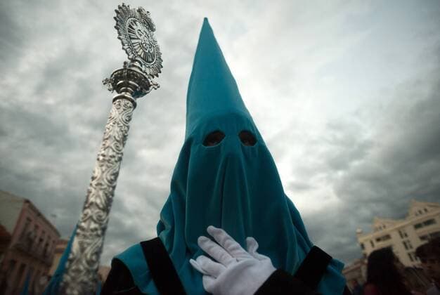 News Themen der Woche KW16 News Bilder des Tages April 19, 2019 - Malaga, MALAGA, Spain - A penitent of Traslado brotherhood is seen looking on as he takes part during the holy week procession..The Holy Week in Andalusia is one of the most important and famous religious feasts in Spain. Every year, thousands of Christian believers celebrate the Holy Week of Easter with the crucifixion and resurrection of Jesus Christ. Malaga Spain - ZUMAs197 20190419_zaa_s197_185 Copyright: xJesusxMeridax