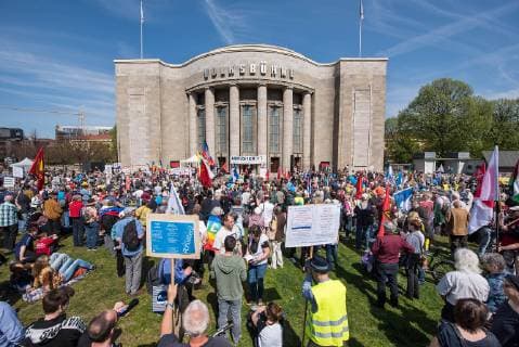 About a thousand opponents of armam Copyright: epd-bild ChristianxDitsch EDITORIAL USE ONLY
