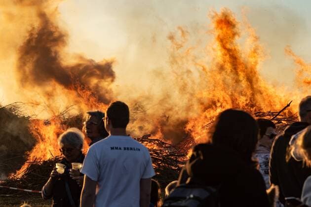 Largest Easter fire in Berlin Gatow Despite persistent dryness, this years Easter fire was carried out by the Gatow volunteer fire brigade in compliance with numerous precautions Thousands of spectators followed the spectacle until late in the evening Berlin Gatow Germany