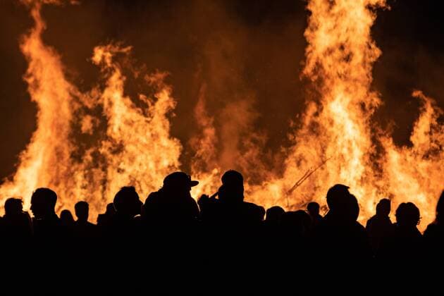 Largest Easter fire in Berlin Gatow Despite persistent dryness, this years Easter fire was carried out by the Gatow volunteer fire brigade in compliance with numerous precautions Thousands of spectators followed the spectacle until late in the evening Berlin Gatow Germany