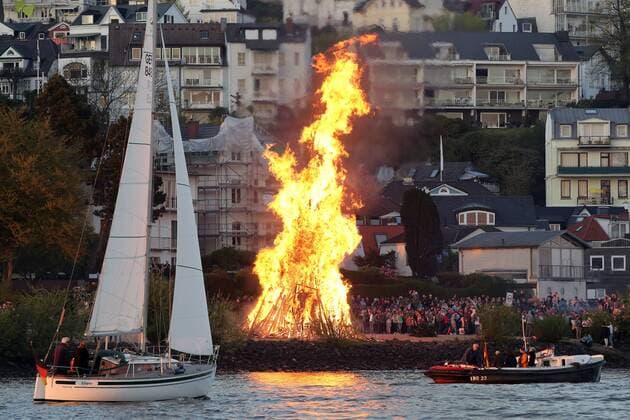 Easter fire at the river Elbe in Hamburg 20 04 2019 DEU Germany Hamburg A traditional Easter fire burns on Easter Saturday at the beach of Blankenese Hamburg Hamburg Germany