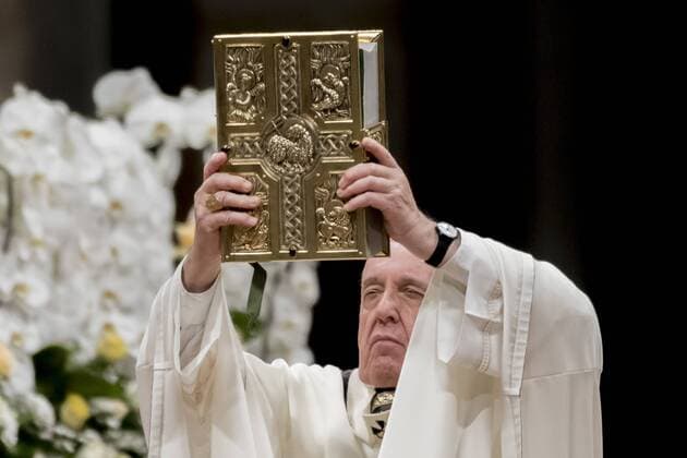 News Themen der Woche KW16 News Bilder des Tages April 20, 2019 - Vatican City, Vatican - Pope Francis holds the Book of Gospels as he presides over the Easter Vigil on April 20, 2019 at St. Peter s Basilica in the Vatican. Christians around the world are marking the Holy Week, commemorating the crucifixion of Jesus Christ, leading up to his resurrection on Easter. Vatican City Vatican  - ZUMAn230 20190420_zaa_n230_793 Copyright: xMassimoxValicchiax