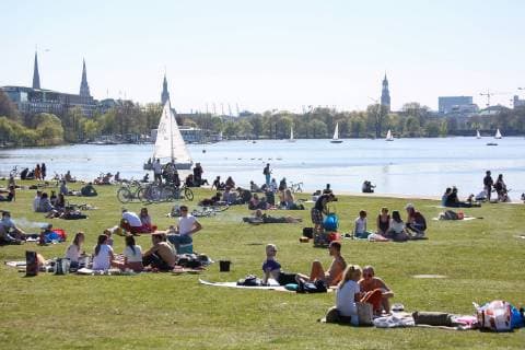 Sun on the Outer Alster in Hamburg 21 04 2019 DEU Deutschland Hamburg Excursionists enjoy the summer weather Hamburg Hamburg Germany on a meadow on the Outer Alster