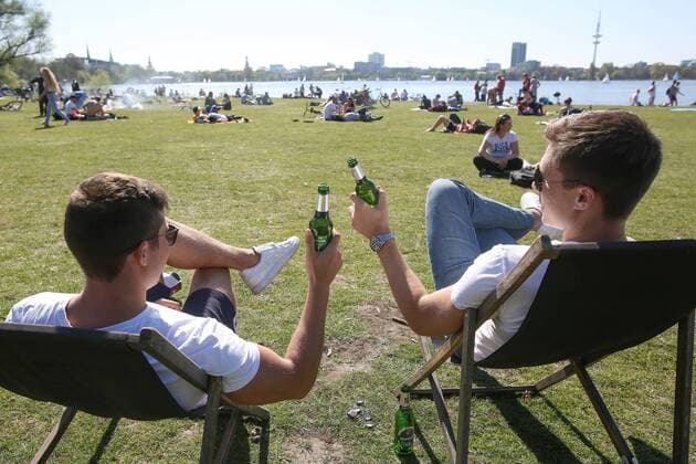 Sonne an der Alster in Hamburg 21 04 2019 DEU Deutschland Hamburg The excursionists Noah and Tobias l r from Hamburg sit on the Außenalster in Hamburg and enjoy the summer weather Hamburg Hamburg Deutschland with a beer
