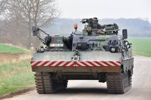 Bergepanzer Büffel der Bundeswehr während einer Übung Der Bergepanze Büffel während einer Übung bei einem Gewässerübergang mit einer Schwimmbrücke aus M3 Amphibienfahrzeugen der Bundeswehr. Hoya Niedersachsen Deutschland *** Armoured recovery vehicle Buffalo of the Bundeswehr during an exercise The armoured recovery vehicle Buffalo during an exercise at a water crossing with a floating bridge made of M3 amphibious vehicles of the Bundeswehr Hoya Niedersachsen Germany