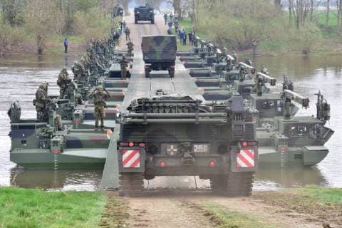 Bergepanzer Büffel der Bundeswehr während einer Übung Der Bergepanze Büffel während einer Übung bei einem Gewässerübergang mit einer Schwimmbrücke aus M3 Amphibienfahrzeugen der Bundeswehr. Hoya Niedersachsen Deutschland *** Armoured recovery vehicle Buffalo of the Bundeswehr during an exercise The armoured recovery vehicle Buffalo during an exercise at a water crossing with a floating bridge made of M3 amphibious vehicles of the Bundeswehr Hoya Niedersachsen Germany