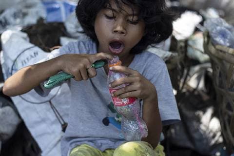 IMAGO Nature: Unsere Erde, Umweltverträgliche Herausforderungen, Plastikmüll April 21, 2019 - Lhokseumawe, Aceh, Indonesia - A child seen cleaning a plastic bottle trash for sale at a garbage dump site in Lhokseumawe, Aceh province, Indonesia..Based on a study by McKinsey and Co. and Ocean Conservancy, Indonesia is the number two plastic waste producing country in the world after China. The large amount of waste production, especially plastics sent to the Indonesian seas, directly contributes to making coastal areas and small islands dirty and full of garbage. Moreover, from the results of the study, it was found that the waste in the coastal area was dominated by plastic with a percentage of 36 to 38 percent. Lhokseumawe Indonesia - ZUMAs197 20190421_zab_s197_025 Copyright: xZikrixMaulanax