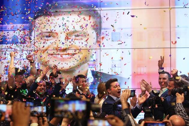 News Themen der Woche KW16 News Bilder des Tages (190421) -- KIEV, April 21, 2019 -- Ukraine s presidential candidate and actor Volodymyr Zelensky celebrates with team members and supporters at his campaign headquarters in Kiev, Ukraine, April 21, 2019. Ukrainian actor Volodymyr Zelensky thanked voters for supporting him in the second round of the country s presidential election held on Sunday. Earlier in the day, the national exit poll showed that Zelensky won the country s presidential election by gaining 73.2 percent of the votes in the second round as of 6 p.m. local time (1500 GMT). ) UKRAINE-KIEV-ZELENSKY-PRESIDENTIAL ELECTION-WINNING Sergey 