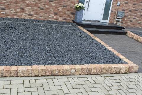 Ein steinerner und betonierter Vorgarten in einer Straße bei Swisttal ( Rhein-Sieg-Kreis NRW ). Naturschützer fordern seit längerem ein Verbot der Steingärten oder ein Gesetz, das die Begrünung oder Bepflanzung von Freiflächen vorschreibt. Steingarten *** A stone and concreted front garden in a street near Swisttal Rhein Sieg Kreis NRW Nature conservationists have long been calling for a ban on rock gardens or a law that prescribes the greening or planting of open spaces Steingarten