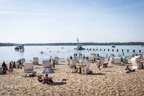 21 04 2019 Berlin Germany GER Easter Sunday Strandbad Wannsee Orsteil Nikolassee District Steglitz Zehlendorf