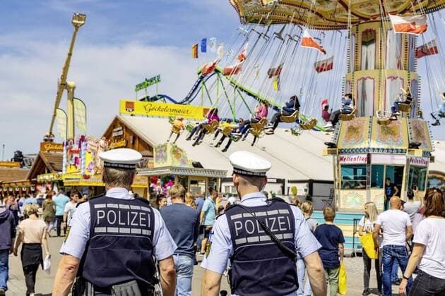 News Themen der Woche KW17 News Bilder des Tages DEU, Deutschland, Baden-Württemberg, Stuttgart, 22.04.2019 - 81. Stuttgarter Frühlingsfest auf dem Cannstatter Wasen. Nach Angaben des Veranstalter Europas größtes Frühlingstfest. Bis zum 12. Mai erwarten die rund 240 Schausteller, Wirte und Marktkaufleute wie im Vorjahr rund 1,6 Millionen Besucher. Polizisten sorgen für die Sicherheit der Besucher. *** DEU Deutschland Baden Württemberg Stuttgart 22 04 2019 81 Stuttgart Spring Festival at the Cannstatter Wasen According to the organiser, Europes largest Spring Festival The 240 or so carnies, innkeepers and market merchants are expecting around 1 6 million visitors until 12 May As in the previous year, policemen will ensure visitor safety