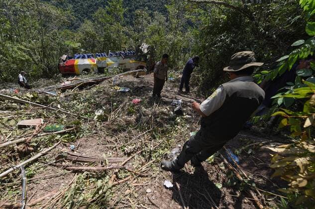 News Themen der Woche KW17 News Bilder des Tages Neighbors and first responders inspect the area of the accident near Yolosita, Yavichuco community, 90 kms from La Paz, Bolivia, 22 April 2019. The death toll after bus accident, which fell down a precipice, rose to 25, while 23 were wounded. Death toll of Bolivia bus accident rises to 25 !ACHTUNG: NUR REDAKTIONELLE NUTZUNG!  Copyright: xSTRINGERx AME3510 20190422-636915668373442387