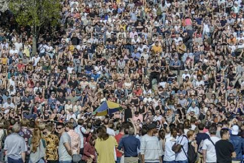 Visitors on sunny Easter Sunday karaoke in the Berlin Mauerpark between Wedding and Prenzlauer Berg snapshot photography M Czapski