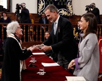Uruguayan poet Ida Vitale (L) receives Miguel de Cervantes literature award by Spain s King Felipe VI (C), next to Spain s Queen Letizia (R) during the awarding ceremony at Alcala de Henares University, in Alcala de Henares, outside Madrid, Spain, 23 April 2019. The prize, worth at 125,000 euro cash prize, is the most important award to literature in spanish and the awarding ceremony is held each 23 April to mark Miguel de Cervantes death date. Cervantes Literature awarding ceremony !ACHTUNG: NUR REDAKTIONELLE NUTZUNG!  Copyright: xBallesterosx GRAF5861 20190423-636916205086490210