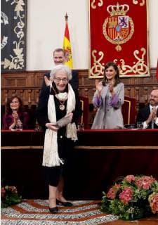 Uruguayan poet Ida Vitale (C) is applauded by Spain s King Felipe VI (L, bottom) and Queen Letizia (2-R) after she received Miguel de Cervantes literature award during the awarding ceremony at Alcala de Henares University, in Alcala de Henares, outside Madrid, Spain, 23 April 2019. The prize, worth at 125,000 euro cash prize, is the most important award to literature in spanish and the awarding ceremony is held each 23 April to mark Miguel de Cervantes death date. Cervantes Literature awarding ceremony !ACHTUNG: NUR REDAKTIONELLE NUTZUNG!  Copyright: xBallesterosx GRAF5857 20190423-636916206954828168