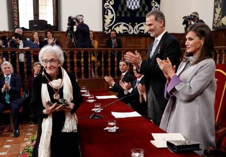 Uruguayan poet Ida Vitale (L) is applauded by Spain s King Felipe VI (2-R) and Queen Letizia (R) as she receives Miguel de Cervantes literature award during the awarding ceremony at Alcala de Henares University, in Alcala de Henares, outside Madrid, Spain, 23 April 2019. The prize, worth at 125,000 euro cash prize, is the most important award to literature in spanish and the awarding ceremony is held each 23 April to mark Miguel de Cervantes death date. Cervantes Literature awarding ceremony !ACHTUNG: NUR REDAKTIONELLE NUTZUNG!  Copyright: xBallesterosx GRAF5859 20190423-636916207595295205