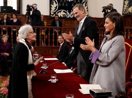 Uruguayan poet Ida Vitale (L) is applauded by Spain s King Felipe VI (2-R) and Queen Letizia (R) as she receives Miguel de Cervantes literature award during the awarding ceremony at Alcala de Henares University, in Alcala de Henares, outside Madrid, Spain, 23 April 2019. The prize, worth at 125,000 euro cash prize, is the most important award to literature in spanish and the awarding ceremony is held each 23 April to mark Miguel de Cervantes death date. Cervantes Literature awarding ceremony !ACHTUNG: NUR REDAKTIONELLE NUTZUNG!  Copyright: xBallesterosx GRAF5860 20190423-636916208219881421