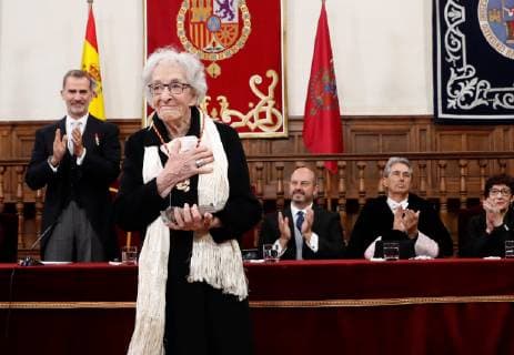 Entertainment Bilder des Tages Uruguayan poet Ida Vitale (2-L) is applauded by Spain s King Felipe IV (L) and other officials as she is awarded Miguel de Cervantes literature award during the awarding ceremony at Alcala de Henares University, in Alcala de Henares, outside Madrid, Spain, 23 April 2019. The prize, worth at 125,000 euro cash prize, is the most important award to literature in spanish and the awarding ceremony is held each 23 April to mark Miguel de Cervantes death date. Cervantes Literature awarding ceremony !ACHTUNG: NUR REDAKTIONELLE NUTZUNG!  Copyright: xBallesterosx GRAF5876 20190423-636916210036328031