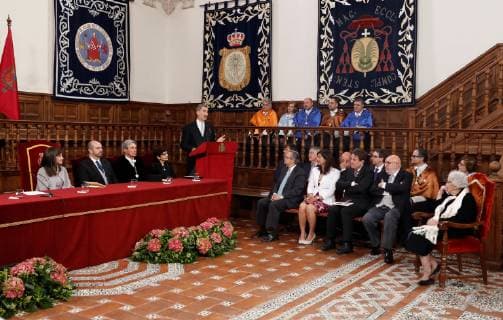 Spain s King Felipe VI (C) delivers a speech during 2018 Miguel de Cervantes literature awarding ceremony at Alcala de Henares University, in Alcala de Henares, outside Madrid, Spain, 23 April 2019. Uruguayan poet Ida Vitale (R) won the prize, worth at 125,000 euro cash. Cervantes Award is the most important award to literature in spanish and the awarding ceremony is held each 23 April to mark Miguel de Cervantes death date. Cervantes Literature awarding ceremony !ACHTUNG: NUR REDAKTIONELLE NUTZUNG!  Copyright: xBallesterosx GRAF5884 20190423-636916215059718844