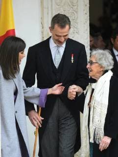 Alcala de Henares, König Felipe und Königin Letizia vergeben den Cervantespreis an Ida Vitale Spain s King Felipe VI (C) and Queen Letizia (L) and Uruguyan poet Ida Vitale (R) chat at Alcala de Henares University after the Miguel de Cervantes Literature awarding ceremony in Alcala de Henares, outside Madrid, Spain, 23 April 2019. The Uruguayan poet Ida Vitale won 2018 Cervantes Award. The prize, worth at 125,000 euro cash prize, is the most important award to literature in spanish and the awarding ceremony is held each 23 April to mark Miguel de Cervantes death date. Cervantes Literature awarding ceremony !ACHTUNG: NUR REDAKTIONELLE NUTZUNG!  Copyright: xFernandoxVillarx GRAF5951 20190423-636916288716742745