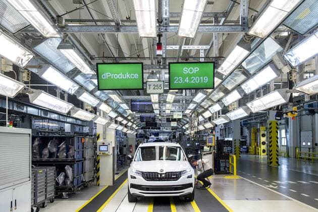 Skoda Auto employees work on a new digitally controlled assembly line for cars Skoda Superb and Kodiaq in Kvasiny plant, Czech Republic, April 23, 2019. (CTKxPhoto DavidxTanecek) CTKPhotoP201904230494201  TAD 005