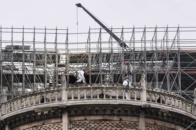 News Themen der Woche KW17 News Bilder des Tages The workers began rebuilding the Notre Dame de Paris Cathedral under the gaze of tourists on April 23, 2019.  JulienxMattiax xLexPictorium LePictorium_0206850
