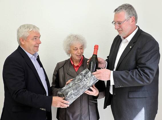 News Themen der Woche KW17 News Bilder des Tages 23.04.2019 Nebra in einer Zeitkapsel, die bei Brückenarbeiten gefunden wurde , fand man eine Flasche Sekt von 1886 aus Freyburg foto: vlnr Ulrich wiegel GF Rotkäppchen, BM Nebra Antje Scheschinski , GF Rotkäppchen Dr. Mike Eberle copyright *** 23 04 2019 Nebra in a time capsule found during bridge work a bottle of sparkling wine from 1886 was found in Freyburg foto vlnr Ulrich wiegel GF Rotkäppchen BM Nebra Antje Scheschinski GF Rotkäppchen Dr Mike Eberle copyright