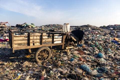 IMAGO Nature: Unsere Erde, Umweltverträgliche Herausforderungen, Plastikmüll Müllhalde, Müllberg mit Abfall und Plastikmüll, Choeung Ek, Phnom Penh, Kambodscha, Asien *** Garbage dump Garbage mountain with waste and plastic waste Choeung Ek Phnom Penh Cambodia Asia Copyright: imageBROKER/FotoxBeck ibxsbe04879651.jpg