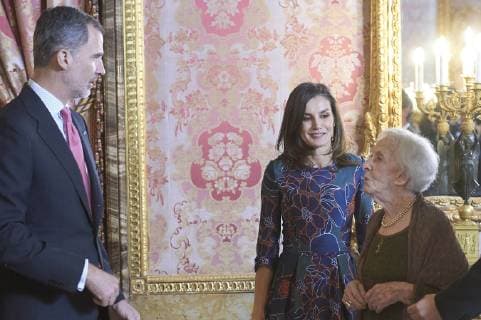 Entertainment Bilder des Tages 24-04-2019 Madrid Queen Letizia and King Felipe and Ida Vitale pose before an official lunch for Miguel de Cervantes 2019 award at the Royal palace in Madrid. No Spain  Copyright: xPPE xTHORTONx