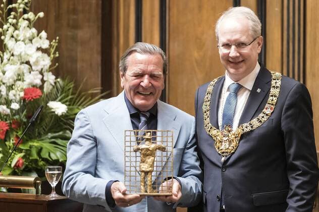 News Themen der Woche KW17 News Bilder des Tages Gerhard Schröder und Stefan Schostok mit Bronzeplastik der Landeshauptstadt Hannover Ich will da rein beim Empfang zum 75. Geburtstag von Ehrenbürger und Bundeskanzler a.D. Gerhard Schröder im Neuen Rathaus. Hannover, 24.04.2019 *** Gerhard Schröder and Stefan Schostok with bronze sculpture of the state capital Hanover I want to go in there at the reception for the 75th birthday of honorary citizen and Federal Chancellor a D Gerhard Schröder in the New City Hall Hanover 24 04 2019 Foto:xU.xStammx xFuturexImage