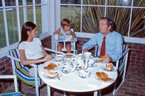Christiaan Barnard Der südafrikanische Herzchirurg Christiaan Barnad mit Ehefrau Barbara und Sohn Frederick beim Frühstück in seiner Villa Waiohai in Kapstadt, Südafrika 1974. South Africa cardiac surgeon Christiaan Barnard with his wife Barbara and son Frederick having breakfast at his villa Waiohai in Cape Town, South Africa 1974. Copyright: WolfgangxKühn UnitedArchives101897