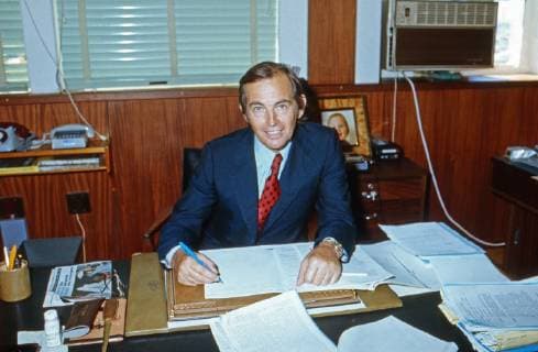 Christiaan Barnard Der südafrikanische Herzchirurg Christiaan Barnard in seinem Büro in Kapstadt, Südafrika 1974. South African cardiac surgeon Christiaan Barnard at his office in Cape Town, South Africa 1974. Copyright: WolfgangxKühn UnitedArchives101909