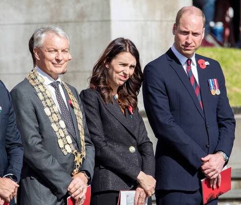 PRINCE WILLIAM ANZAC DAY AUCKLAND, Britain s Prince William, Duke of Cambridge, is seen with the Mayor of Auckland Phil Goff, (left) and New Zealand Prime Minister Jacinda Ardern during an Anzac Day service at the Auckland War Memorial, in Auckland, New Zealand, Thursday, April 25, 2019. The Duke of Cambridge will attend Anzac Day services in Auckland before flying to the South Island where he will visit survivors of the Christchurch mosque shootings. ( NO ARCHIVING, EDITORIAL USE ONLY, NO USE IN BOOKS WITHOUT CONSENT AUCKLAND NORTH ISLAND NEW ZEALAND Copyright: xDAVIDxROWLANDx 20190425001396509708