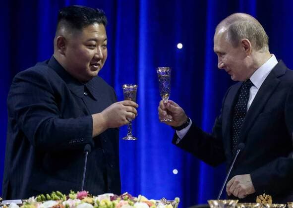 News Bilder des Tages VLADIVOSTOK, RUSSIA - APRIL 25, 2019: North Korean Leader Kim Jong Un (L) and Russia s President Vladimir Putin during a reception on behalf of Russia s President following Russian - North Korean talks at the Far Eastern Federal University (FEFU) on Russky Island. Valery Sharifulin TASS  TS0A9750