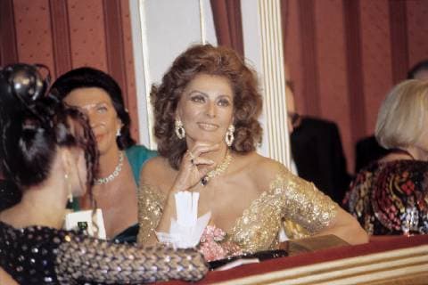SOPHIA LOREN als Gast von Richard Lugner auf dem Wiener Opernball , 90er Jahre. DFA Schauspielerin, Portrait, 90er Überschrift: SOPHIA LOREN Copyright: KPA !AUFNAHMEDATUM GESCHÄTZT! UnitedArchives00020429