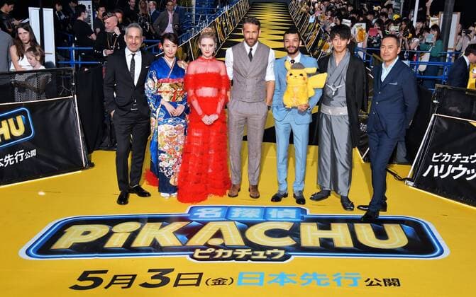 Entertainment Themen der Woche KW17 Entertainment Bilder des Tages Pokemon Premiere in Tokio (L-R)Director Rob Letterman, actors Marie Iitoyo, Kathryn Newton, Ryan Reynolds, Justice Smith, Ryoma Takeuchi and Ken Watanabe pose for camera during the World premiere for the film Pokemon: Detective Pikachu at Godzilla Road of Kabuki-cho in Tokyo, Japan on April 25, 2019.  TKP2019042589 KEIZOxMORI