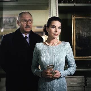 DER ALTE Das Ende einer Ermittlung Deutschland 1992 Zbynek Brynych Kress (ROLF SCHIMPF) erfährt zu seiner Überraschung von der Witwe des Ermordeten (GUDRUN LANDGREBE), daß ihr Mann Robert sich schon seit längerem bedroht fühlte. 37270 Überschrift: DER ALTE Deutschland 1992 Copyright: KPA !AUFNAHMEDATUM GESCHÄTZT! UnitedArchives00639647